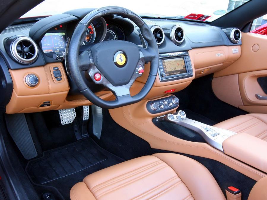 Интерьер Ferrari California 30 2012 года  (фото 45 из 58)
